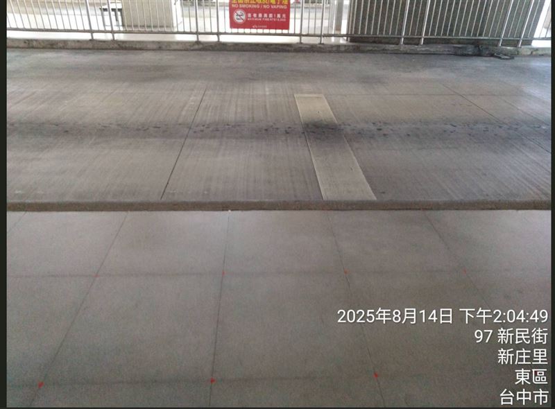 台中車站公車轉運站月台石緣標線嚴重褪色，難以辨識月台及車道有高低落差。（圖／翻攝司法院判決書系統）