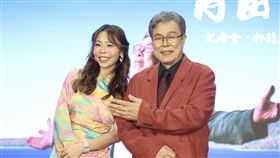 楊烈預告世界巡迴演唱會將展開（2）楊烈世界巡迴演唱會將於2026展開，資深藝人楊烈（右）、新生代歌手鍾綺（左）29日下午一同出席記者會並合影留念。中央社記者趙世勳攝 114年11月29日