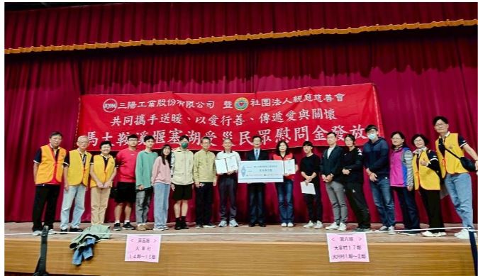 光復商工校長陳德明(左1) 頒發感謝狀，致謝三陽及親慈慈善會支持「用教育翻轉未來」的教育理念。（圖／業者提供）