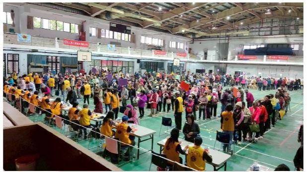 志工在光復商工致贈慰問金，花蓮縣警察局花蓮分局、鳳林分局光復分駐所派出多位警力維持秩序，確保每一份溫暖心意都能精準送達。（圖／業者提供）