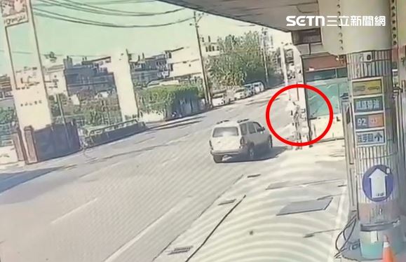 休旅車不明原因偏離車道，撞上路旁燈桿後，又衝撞一對路過夫妻。（圖／翻攝畫面）