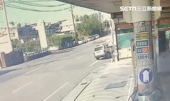 休旅車不明原因偏離車道，撞上路旁燈桿後，又衝撞一對路過夫妻。（圖／翻攝畫面）