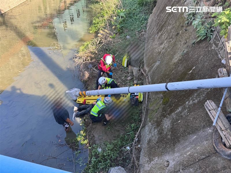 苗栗一對夫妻走在馬路邊突遭休旅車追撞，雙雙摔落溝渠。（圖／翻攝畫面）