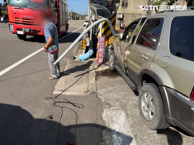 苗栗一對夫妻走在馬路邊突遭休旅車追撞，雙雙摔落溝渠。（圖／翻攝畫面）