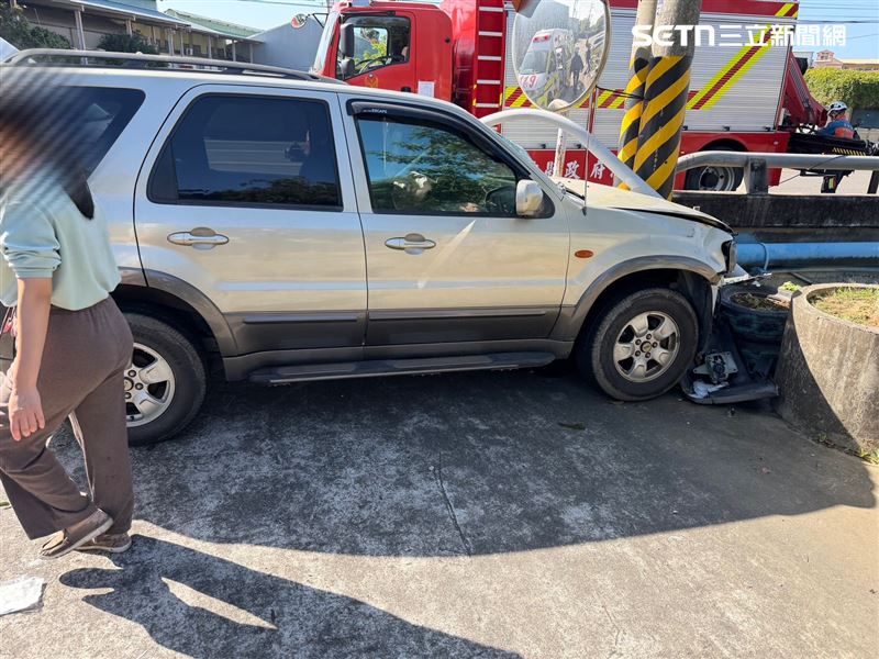 陳女駕駛休旅車追撞路邊一對夫妻，釀3人受傷送醫。（圖／翻攝畫面）