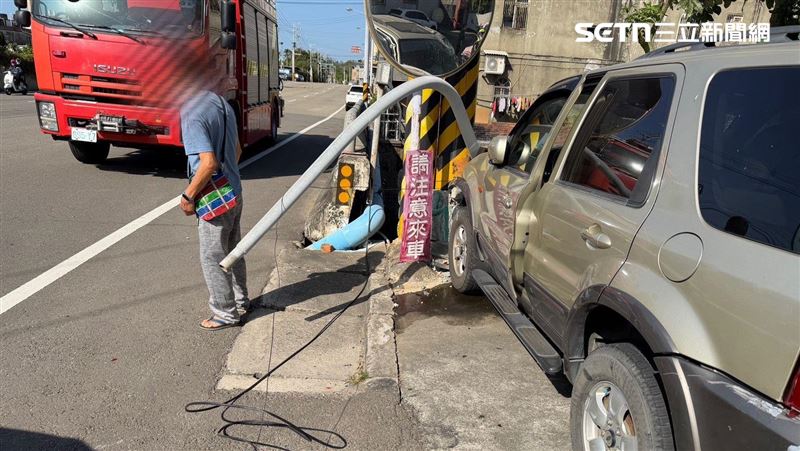 苗栗女開車撞燈桿！倒楣夫妻慘被撞進溝渠