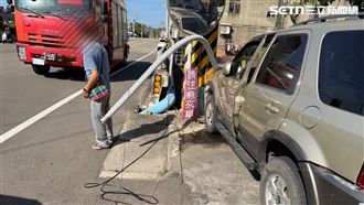 苗栗女開車撞燈桿！倒楣夫妻慘被撞進溝渠