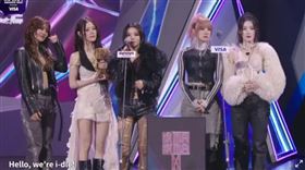 i-dle昨（28）日獲得「Fans' Choice 粉絲選擇獎」，並在上台致詞時表達對罹難者與家屬的哀悼。（圖／翻攝自Mnet Plus）