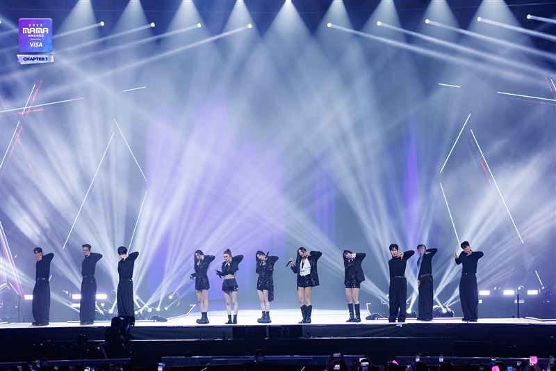 女團MEOVV原定演出歌曲〈Burning Up〉，直接將整首歌改為〈Turn It Up〉。（圖／翻攝自IG @mnet_mama）