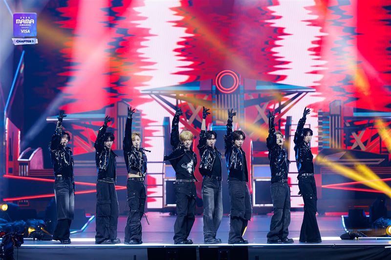 Mnet選秀節目《BOYS II PLANET》出道的新人組合ALPHA DRIVE ONE在MAMA首度登台，選秀主題曲因火元素過多被取消。（圖／翻攝自IG @mnet_mama）