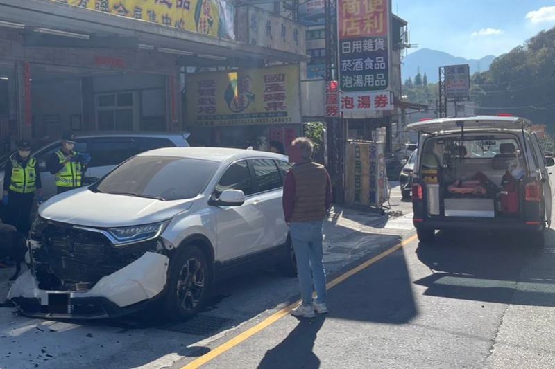 蔡姓牙醫今（29日）入山巡診，但疑似恍神自撞。（圖／翻攝畫面）