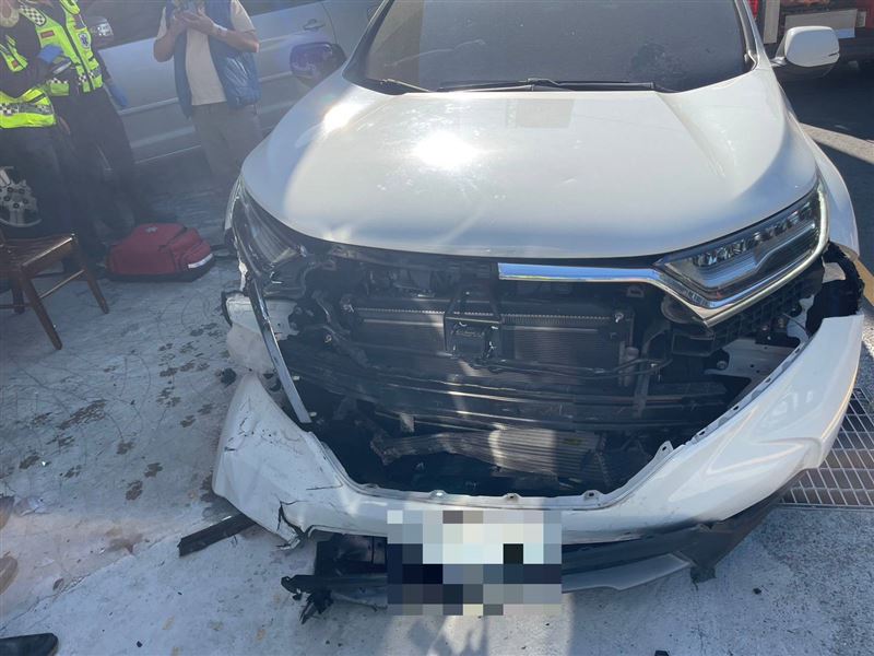 蔡姓牙醫自撞，車頭半毀，還波及路邊商家的車輛和摩托車。（圖／翻攝畫面）