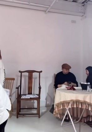 過去直播畫面中，確實曾出現于朦朧身旁的杜強（左）與何曉菁（右）互動。（圖／翻攝自Threads）