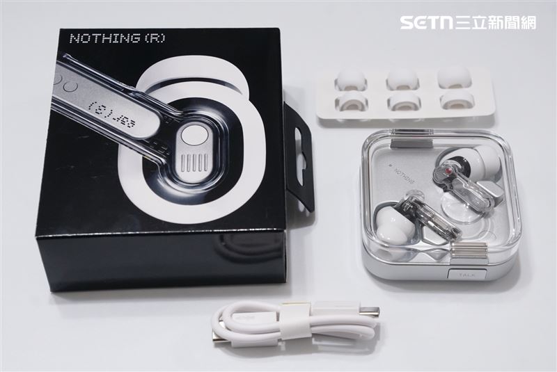Nothing Ear (3)內容物，另有一小本說明書忘了拍