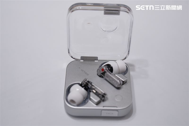 Ear (3) 除了延續透明設計語言，機殼首次融入拋光金屬細節