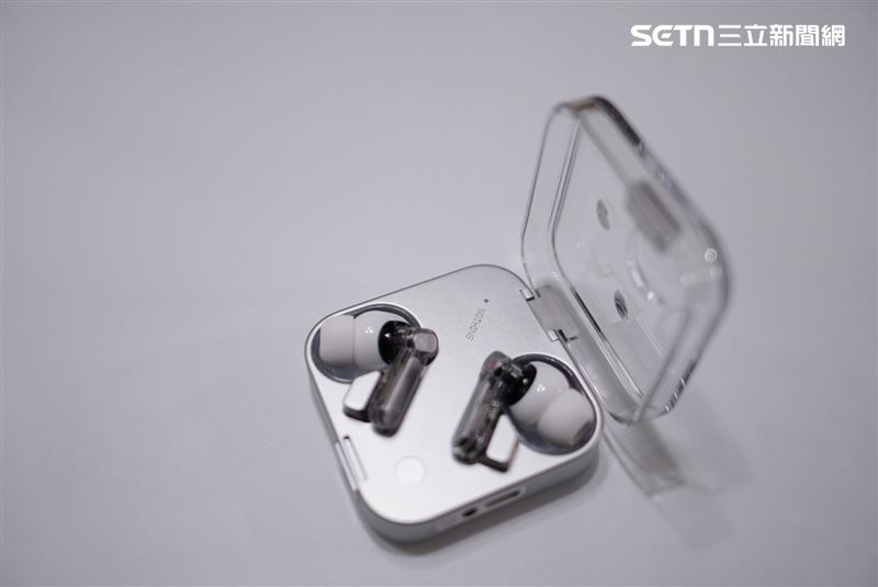 Ear (3) 除了延續透明設計語言，機殼首次融入拋光金屬細節