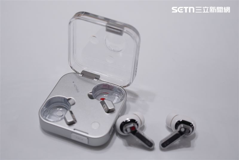 充電盒採用100%回收鋁材，奈米成型NMT技術將金屬與塑膠無縫融合，實現緊密組裝的機身