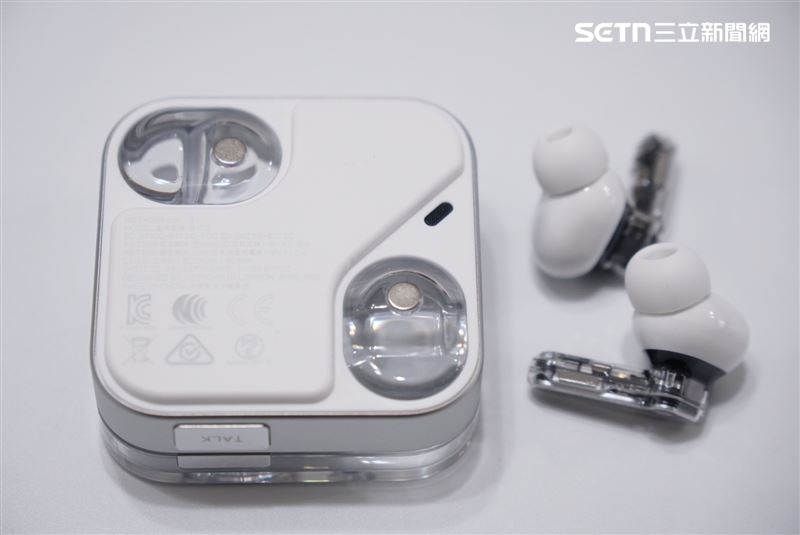 充電盒採用100%回收鋁材，奈米成型NMT技術將金屬與塑膠無縫融合，實現緊密組裝的機身