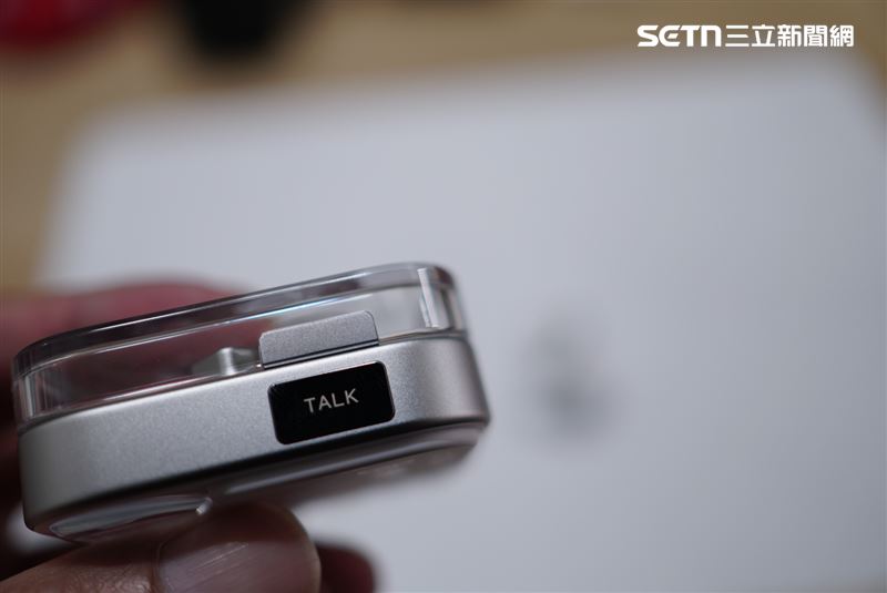 充電盒上的TALK按鍵