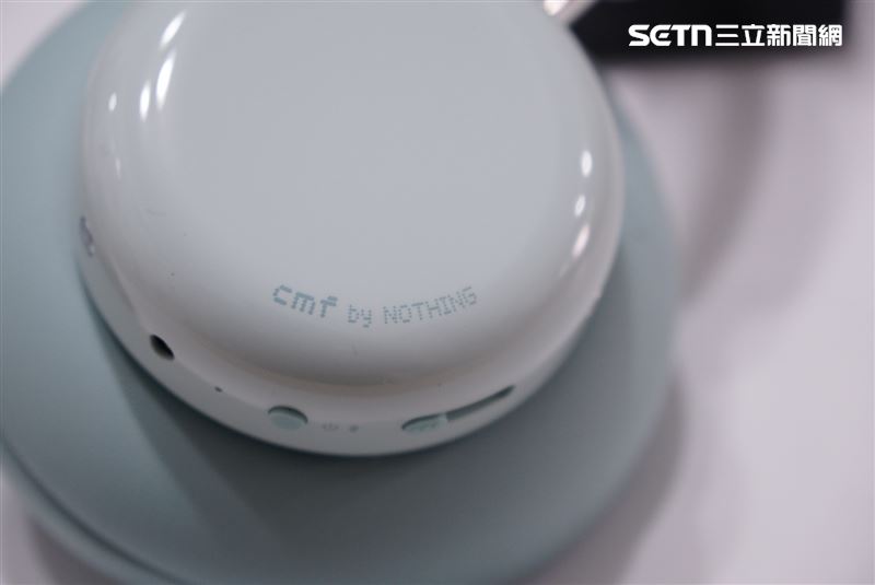 耳罩外殼看來具有光澤感，適合想展現個性的使用者