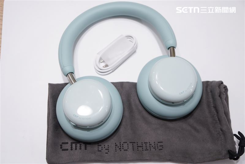 CMF Headphone Pro內容物，耳機本體、3.5mm音源線。還有一本說明書我忘了拍