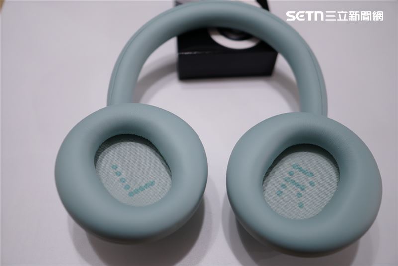 耳罩的海綿材質，柔軟度適中