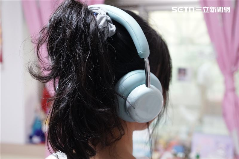 CMF Headphone Pro搭配衣服十分好看