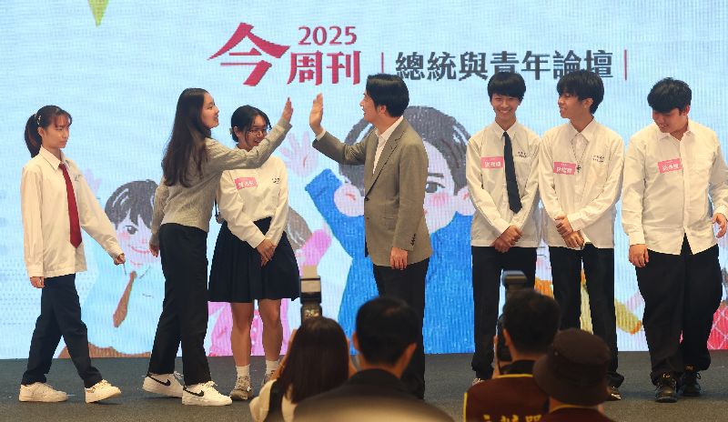 總統賴清德（中）和與會學子交流互動，傾聽青年聲音、拉近世代距離