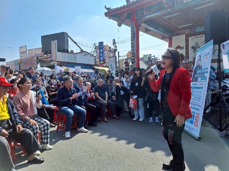 台中區監理所南投監理站29日在南投竹山紫南宮舉辦「高齡換照代言人快閃活動」，代言人沈文程（前右）和來到紫南宮的長輩們互動，分享高齡換照流程以及自己先前換照的經驗。（圖／中央社）