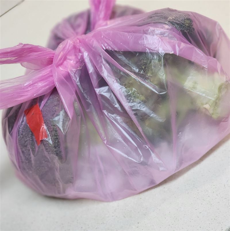 花椰菜加了冰塊後放「冷藏」，可保鮮一星期。（圖／翻攝自《蜜雪兒減醣實驗室 Michelle Low Carb Diet Laboratory》）