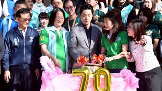 蔣萬安出席建安國小70週年校慶台北市長蔣萬安（前中）29日出席建安國小70週年校慶，他在會前被媒體堵訪詢問是否支持重啟核能表示，電力即算力、算力即國力，中央政府早就該做好通盤規劃。（台北市政府提供）中央社記者陳昱婷傳真 114年11月29日