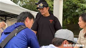 原棒協理事長王勝偉參加關懷盃，替球迷簽名。（圖／記者張沛嘉攝影）