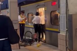 爆走男自稱「海陸士官長」大鬧台鐵永康站，控站務員推他，腳卡車門造成班次延誤3分鐘。（圖／翻攝自Threads @jiuan1847）