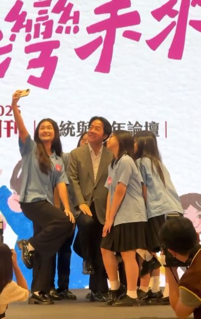 賴清德「抬腳」和學生一起拍照，讓網友大讚好親民。（圖／翻攝自Threads @william_chingte）