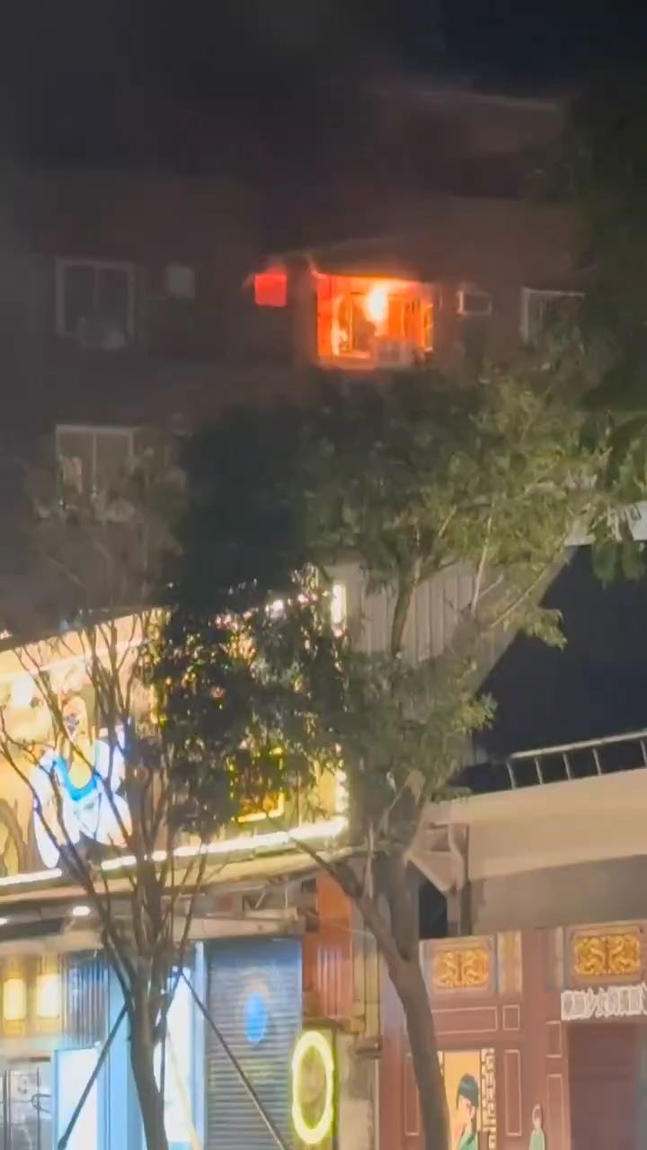 駁二特區莒光街一間民宅竄火，引起許多遊客一陣驚呼。（圖／翻攝畫面）