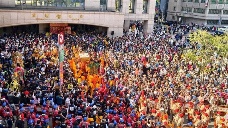 北港媽抵萬華人潮爆滿 艋舺青山王祭啟動