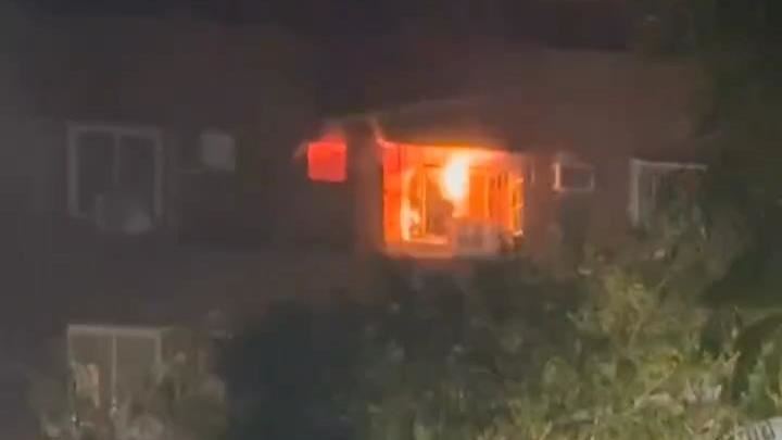 新／駁二特區民宅竄火　1女受困救出