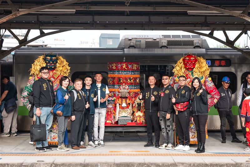 北港朝天宮媽祖坐台鐵列車北上。（圖／艋舺青山宮提供）