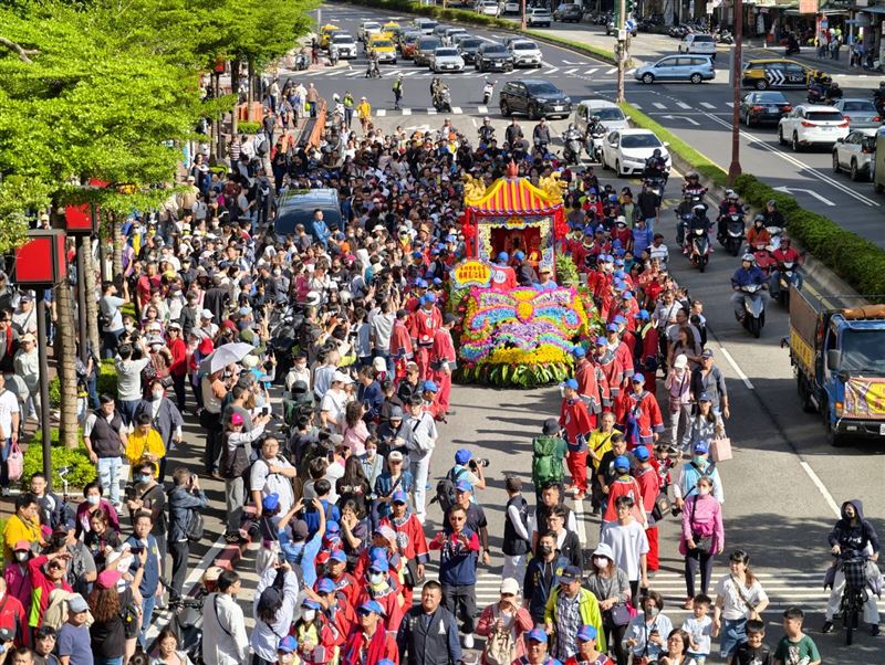 北港朝天宮媽祖神轎車巡視賜福萬華市區。（圖／艋舺青山宮提供）