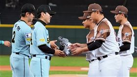 台灣山林在賽前贈禮表達謝意。（圖／中華職棒提供） 