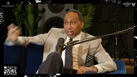 史蒂芬·A·史密斯，是美國體育節目主持人、體育專欄作家，因其籃球評論知名。（圖／翻攝《Joe and Jada》YT頻道）