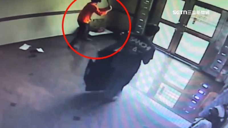 送貨員拿鐵棒對著狗狗揮打