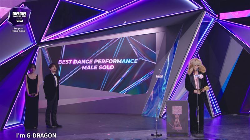 GD上台領獎時先向受災的人們致意。（圖／翻攝自Mnet Plus）