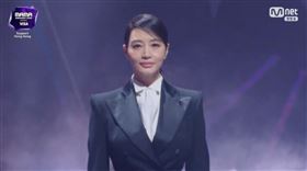金憓秀全黑西裝主持MAMA。（圖／翻攝自韓網）