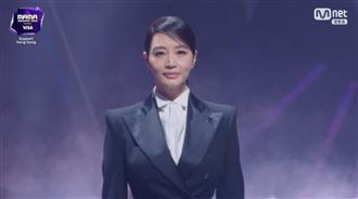 金憓秀全黑西裝主持MAMA。（圖／翻攝自韓網）