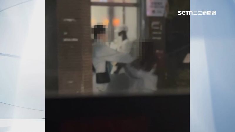 人氣水餃店外一對情侶疑發生衝突，互相毆打