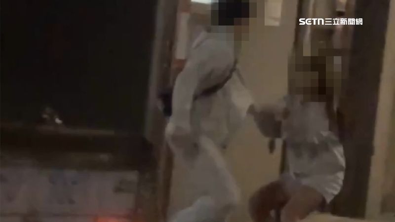 獨/蔡英文愛店外爆衝突 男女互毆遭拖行