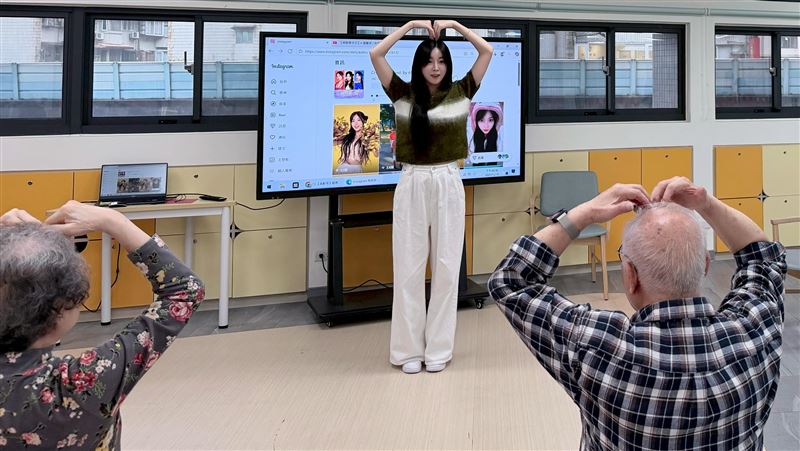 韓籍啦啦隊女神安芝儇，探訪失智症長者。（圖／2S Sportainment提供）