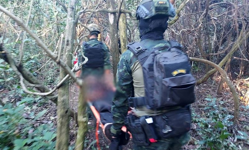 疑似中國豬仔從柬埔寨偷渡泰國時，在邊境誤踩地雷被炸重傷。（圖／翻攝自民意報）