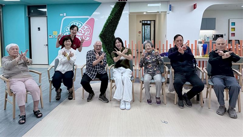 韓籍啦啦隊女神安芝儇，探訪失智症長者。（圖／2S Sportainment提供）